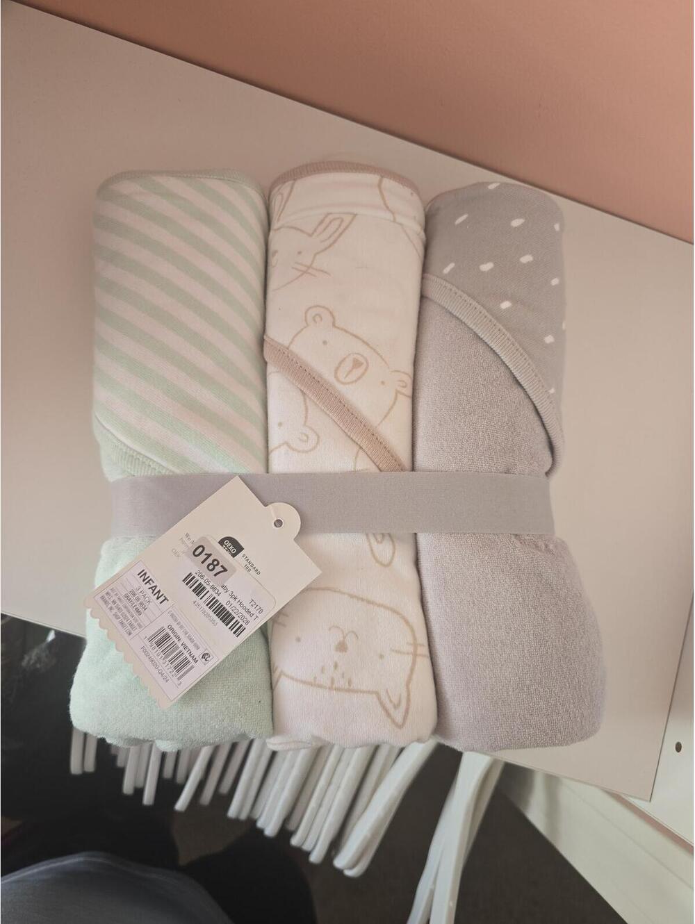 Brand new infant hooded towels item 187 bin 15